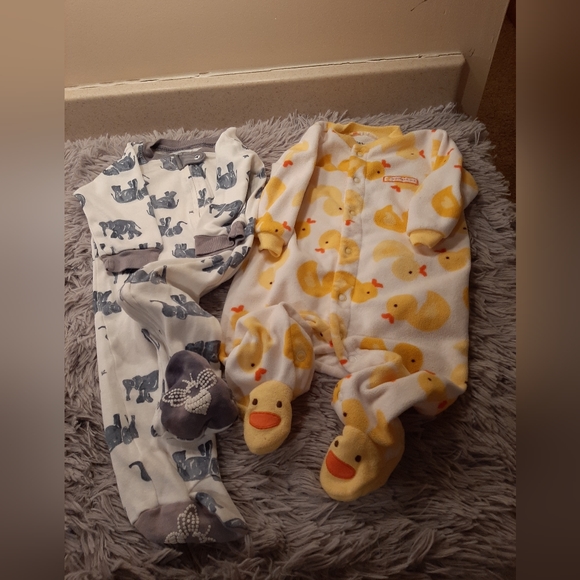 Footed Pajama's Unisex - set of two Size 6-9 Months - Picture 1 of 7